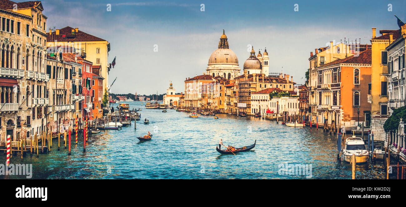Vista panoramica del famoso Canal Grande e la Basilica di Santa Maria della Salute al tramonto a Venezia, Italia con retro vintage Instagram filtro stile ef Foto Stock