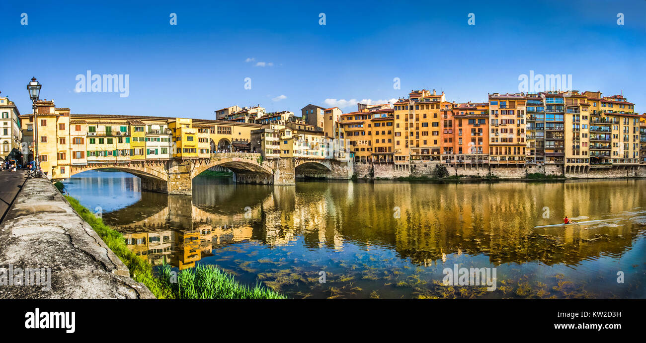 Vista panoramica del famoso Ponte Vecchio con il fiume Arno al tramonto in Firenze, Toscana, Italia Foto Stock