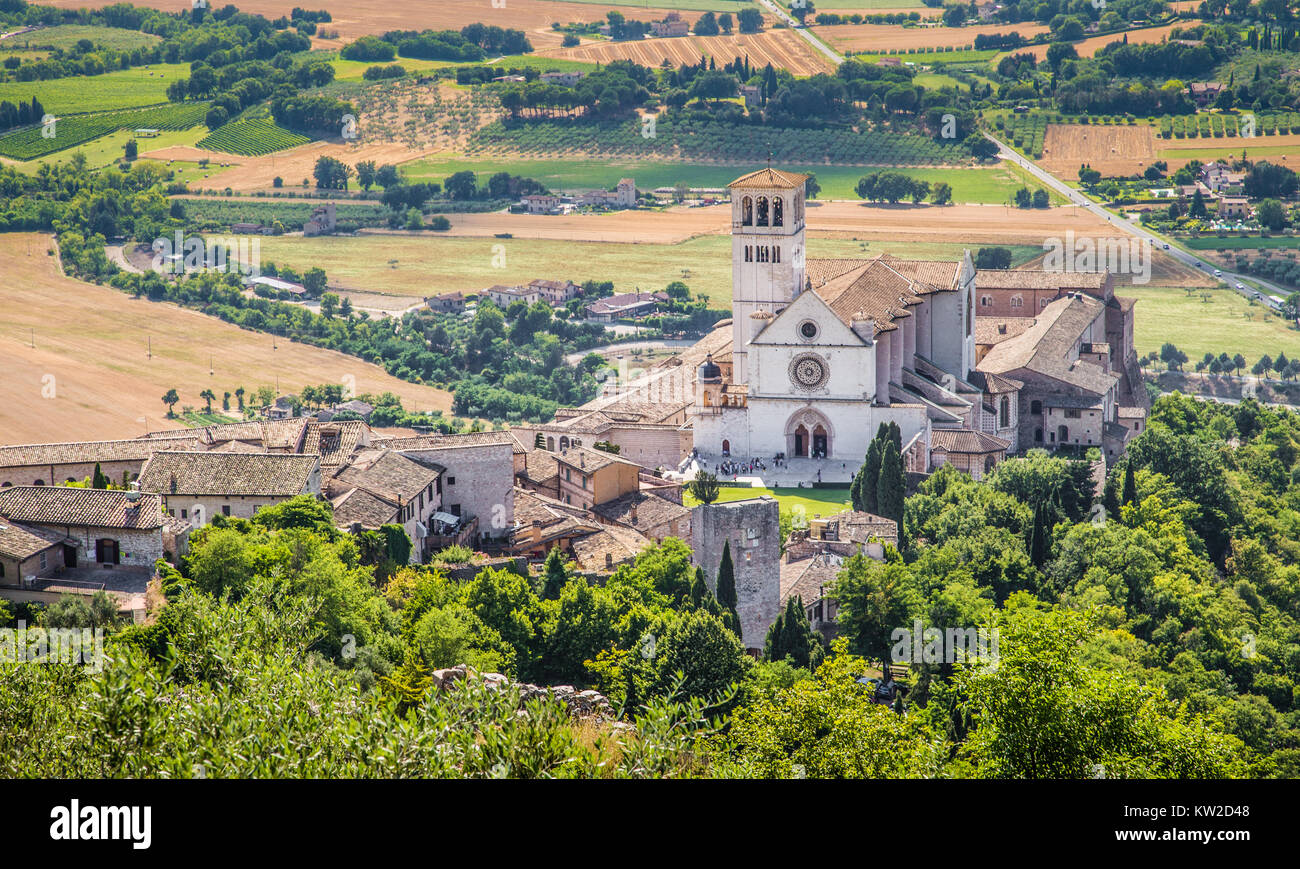 Famosa Basilica di San Francesco di Assisi (Basilica Papale di San Francesco) al tramonto ad Assisi, Umbria, Italia Foto Stock
