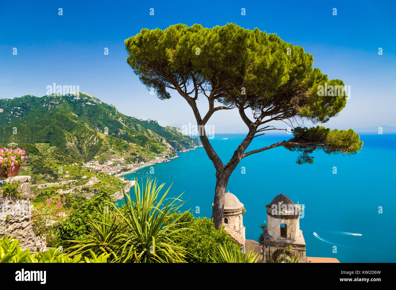 New Scenic 5 posti da cartolina vista della famosa Costiera Amalfitana con il Golfo di Salerno da Villa Giardini Rufolo a Ravello, Campania, Italia Foto Stock