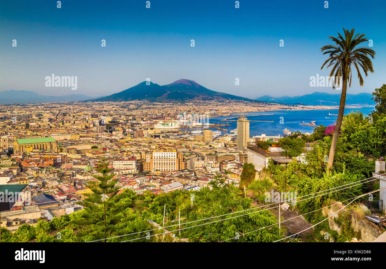 New Scenic 5 posti da cartolina della vista della città di Napoli (Napoli) con il famoso Monte Vesuvio in background in golden luce della sera al tramonto, Italia Foto Stock