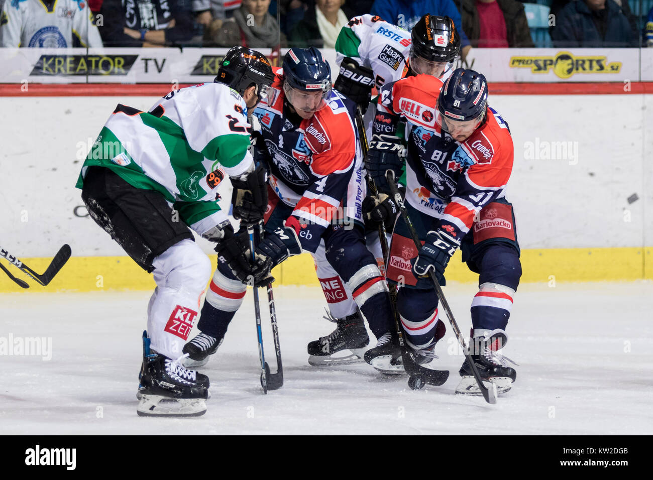 Zagabria, Croazia - 28 dicembre 2017: EBEL ice hockey league match tra Medvescak Zagabria e Graz 99ers. David salamoia (4) e Saso RAJSAR (81) Foto Stock