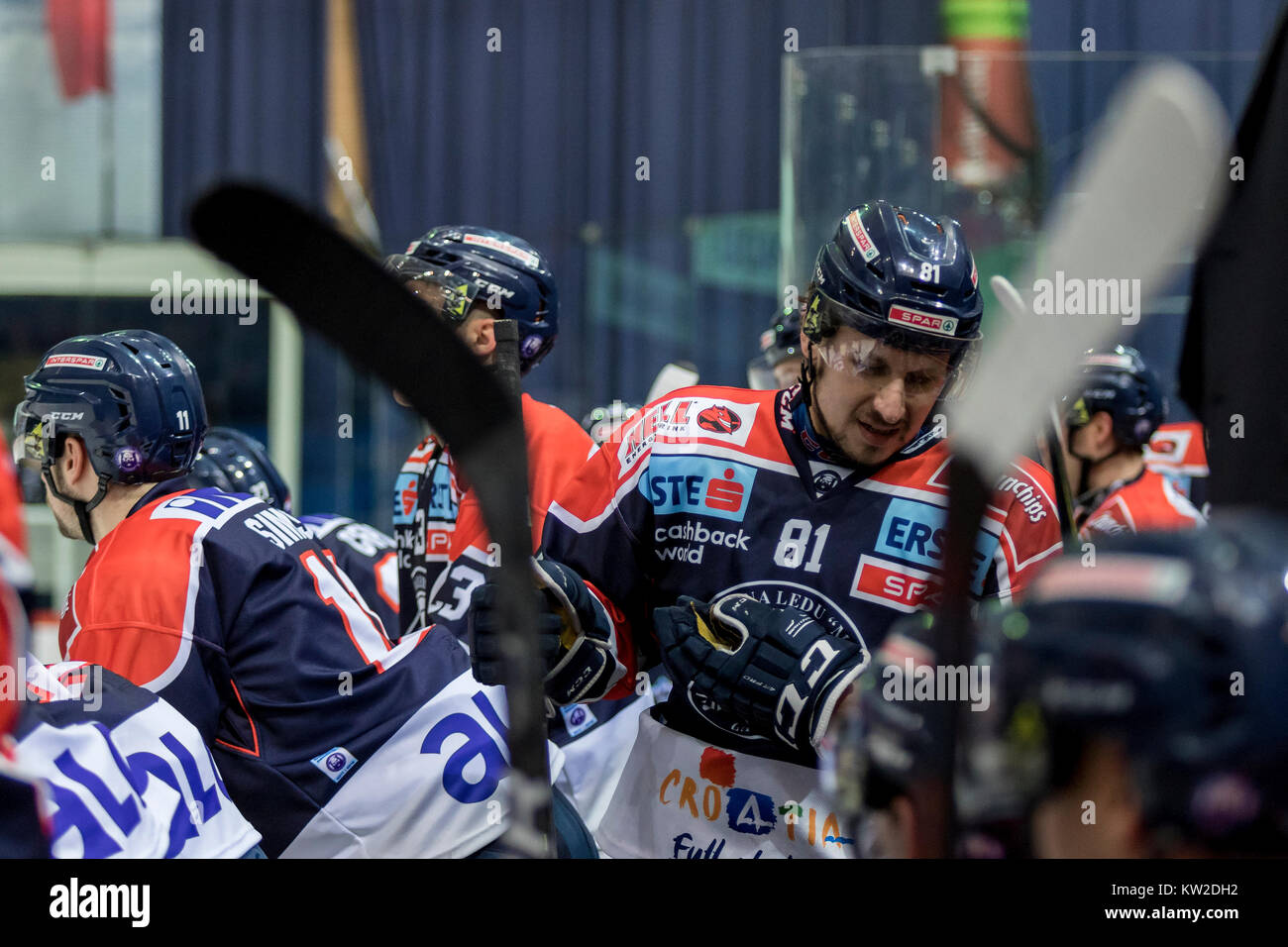 Zagabria, Croazia - 28 dicembre 2017: EBEL ice hockey league match tra Medvescak Zagabria e Graz 99ers. Saso RAJSAR (81) al banco di lavoro Foto Stock