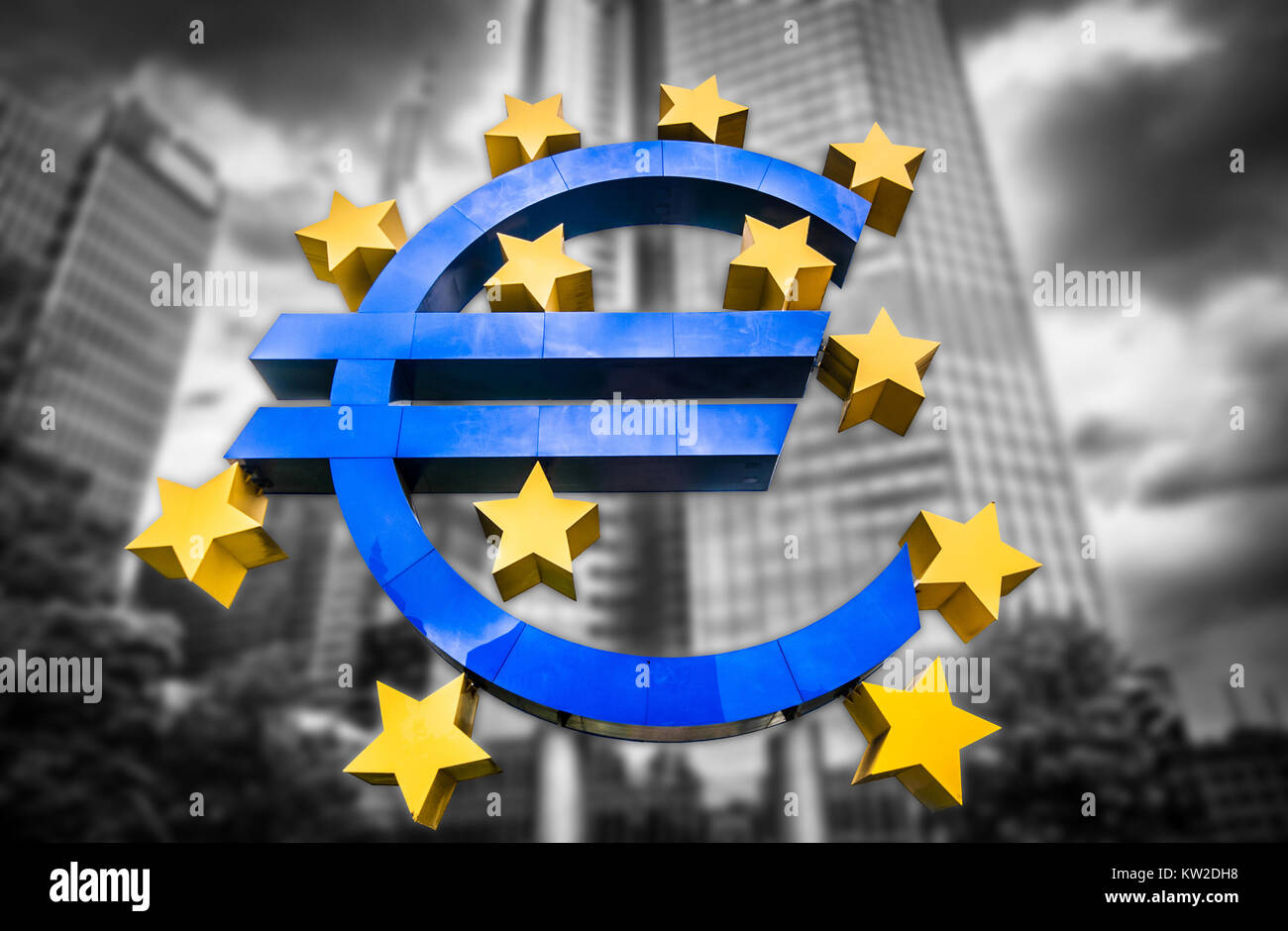 Simbolo dell'euro alla Banca centrale europea sede a Francoforte, Germania su abstract sfocare lo sfondo scuro di nuvole drammatica che simboleggia un financial c Foto Stock