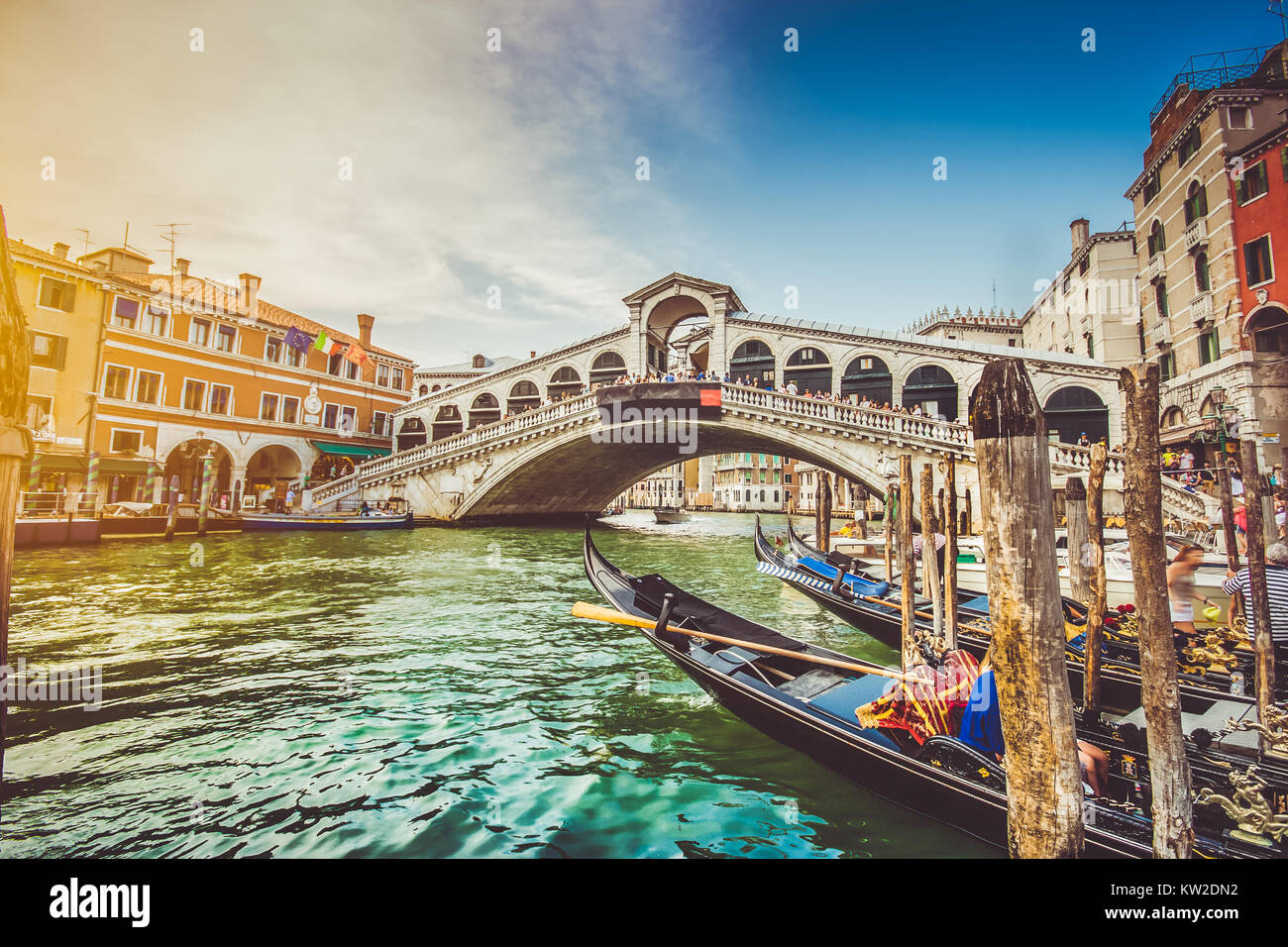 Vista panoramica del famoso Canal Grande con il famoso Ponte di Rialto al tramonto a Venezia, Italia con retro vintage stile Instagram effetto filtro Foto Stock