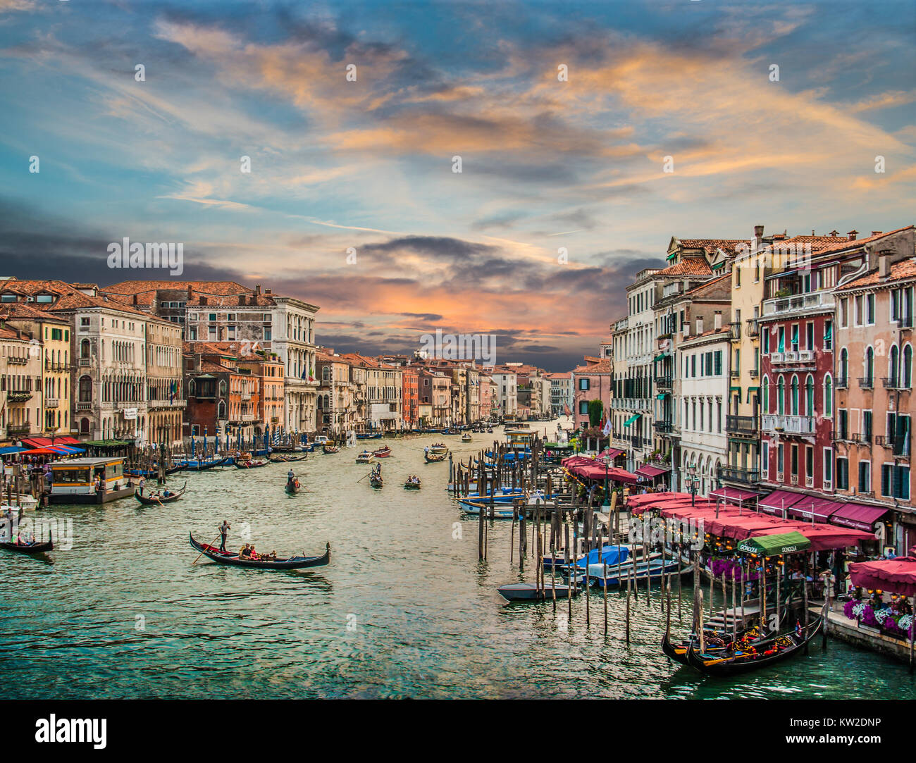 Vista panoramica del famoso Canal Grande dal famoso Ponte di Rialto al tramonto a Venezia, Italia con retro vintage stile Instagram effetto filtro Foto Stock