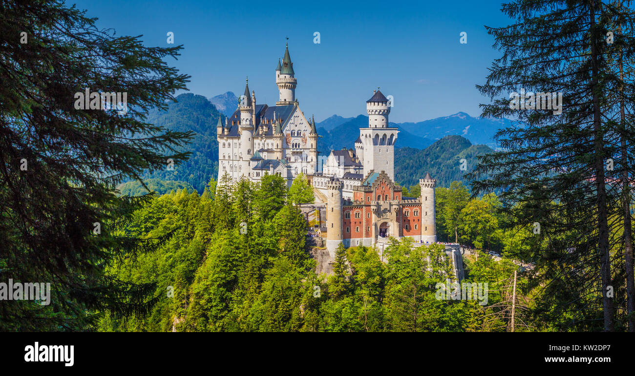 Bellissima vista del famoso castello di Neuschwanstein, il diciannovesimo secolo Revival Romanico Palace costruito per il re Ludwig II su una rupe robusto, wit Foto Stock