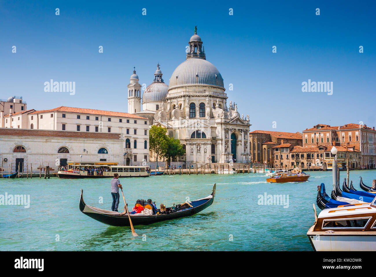 Tradizionale Gondola sul Canal Grande con la Basilica di Santa Maria della Salute in background, Venezia, Italia Foto Stock