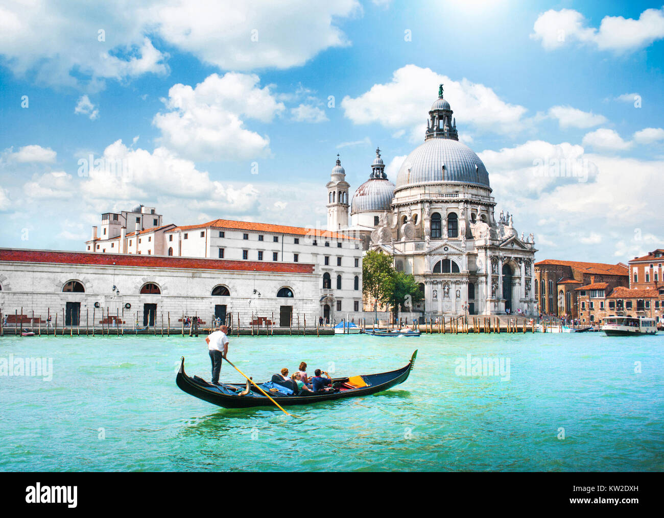 Gondola sul Canal Grande con la Basilica di Santa Maria della Salute in background, Venezia, Italia Foto Stock
