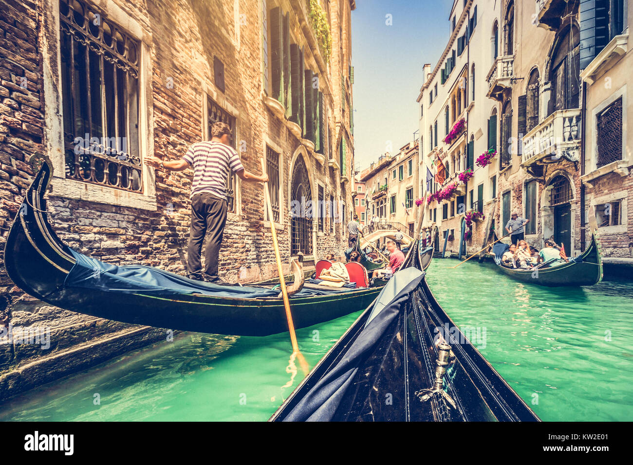 Gondole sul Canal a Venezia, Italia con retro vintage stile Instagram filtro e lente effetto flare Foto Stock