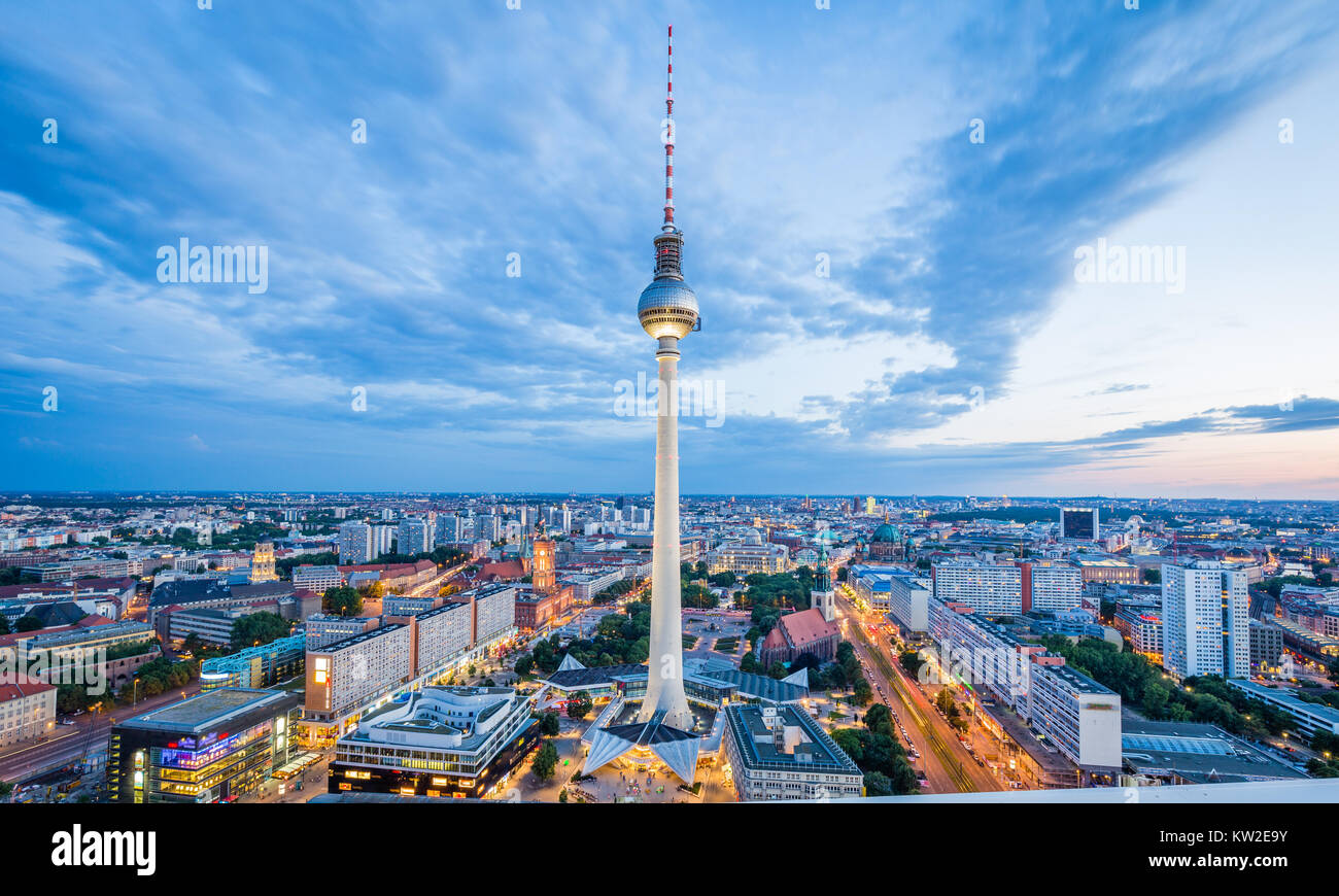 Vista aerea della skyline di Berlino con la famosa torre della TV ad Alexanderplatz e drammatica cloudscape nel crepuscolo durante ore Blu al tramonto, Germania Foto Stock