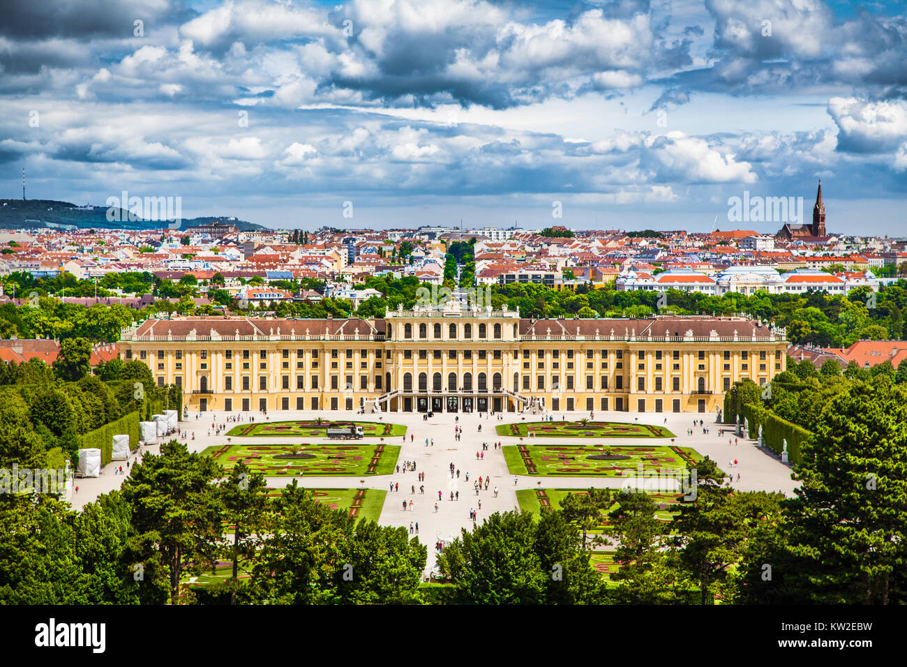 Bellissima vista del famoso Palazzo di Schonbrunn con grande parterre giardino di Vienna in Austria Foto Stock