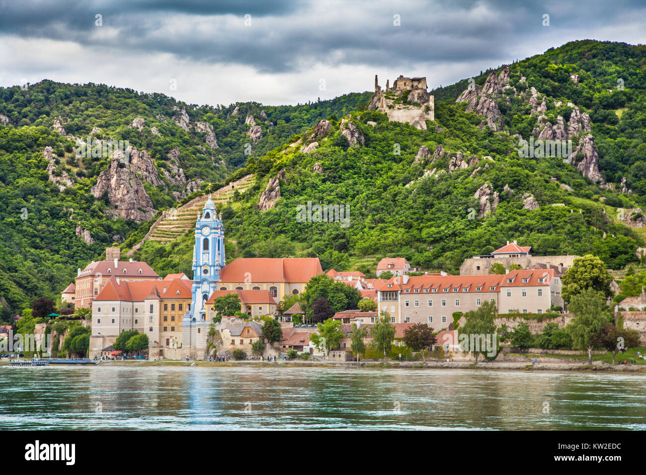 Bellissimo paesaggio con la città di Durnstein e fiume del Danubio nella valle di Wachau, Austria inferiore Foto Stock