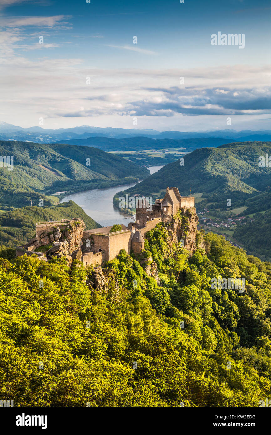 Bel paesaggio con il castello di Aggstein rovina e il fiume Danubio al tramonto nella Wachau, Austria Foto Stock