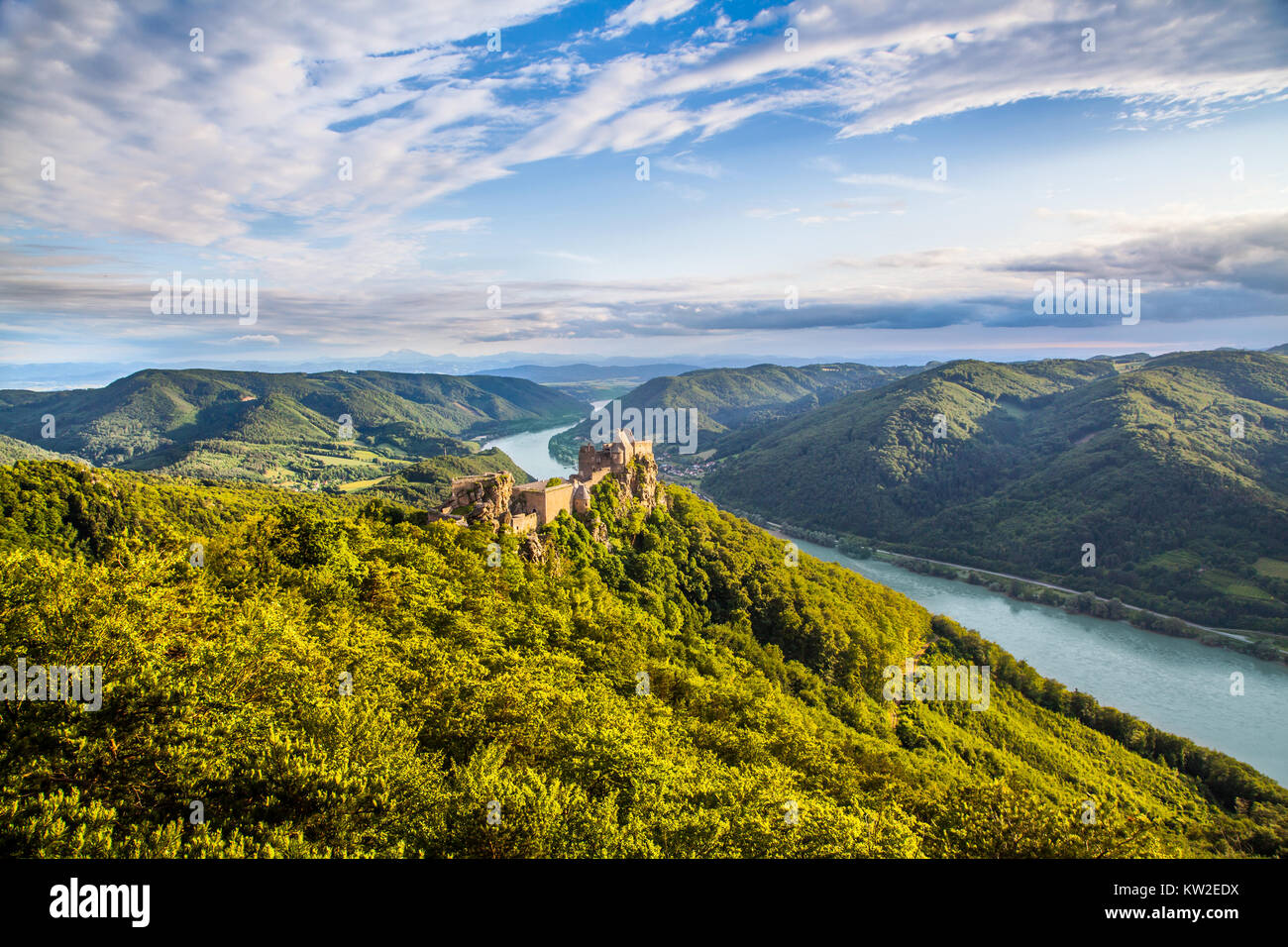 Bel paesaggio con il castello di Aggstein rovina e il fiume Danubio al tramonto nella Wachau, Austria Foto Stock