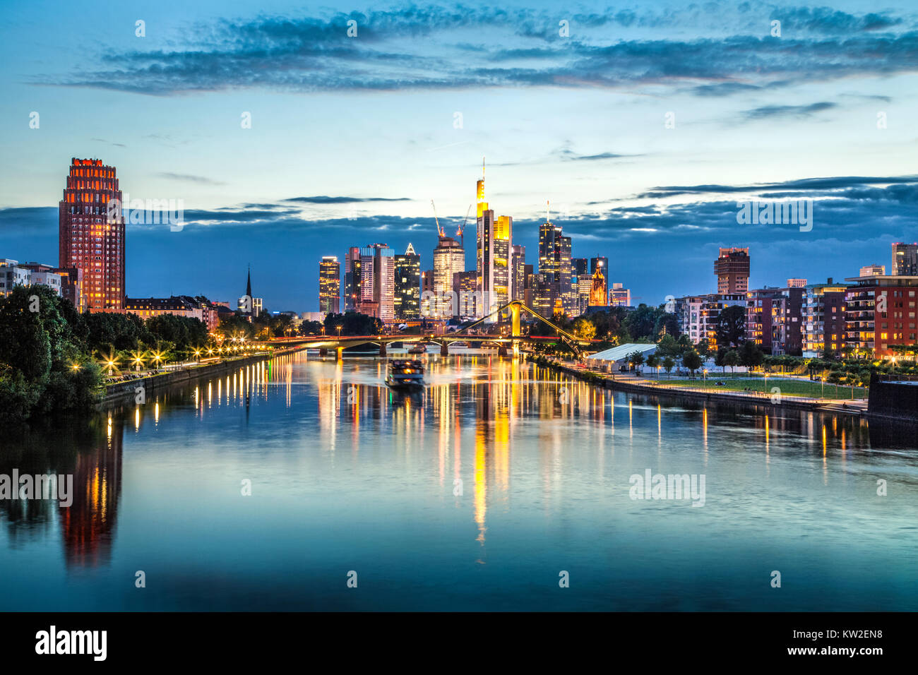 Bellissima vista di Frankfurt am Main skyline al tramonto, Germania Foto Stock