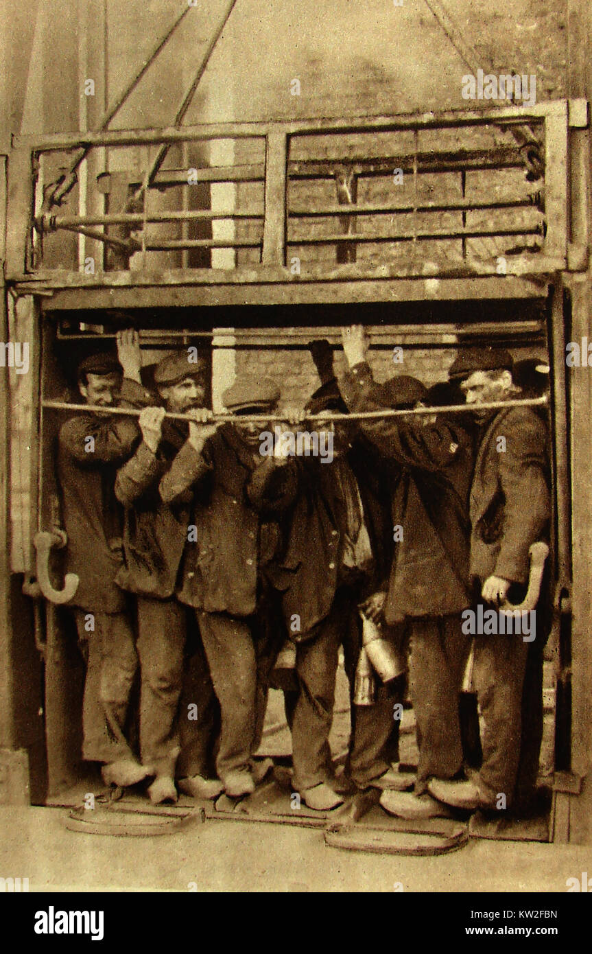 Le miniere di carbone in Gran Bretagna nel 1933 - Lancashire Minatori del carbone decrescente per il coalface in una fossa ascensore Foto Stock