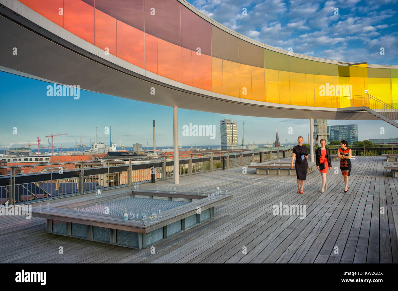 I partecipanti alla conferenza si mescolano al di sotto del rainbow panorama sul tetto di Aros Art Museum. Il museo è il secondo più visitato in Danimarca. Foto Stock