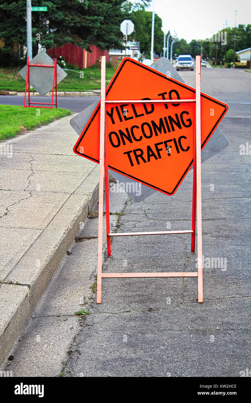 Resa ai veicoli che sopraggiungono in senso contrario costruzione segno  sulla strada Foto stock - Alamy