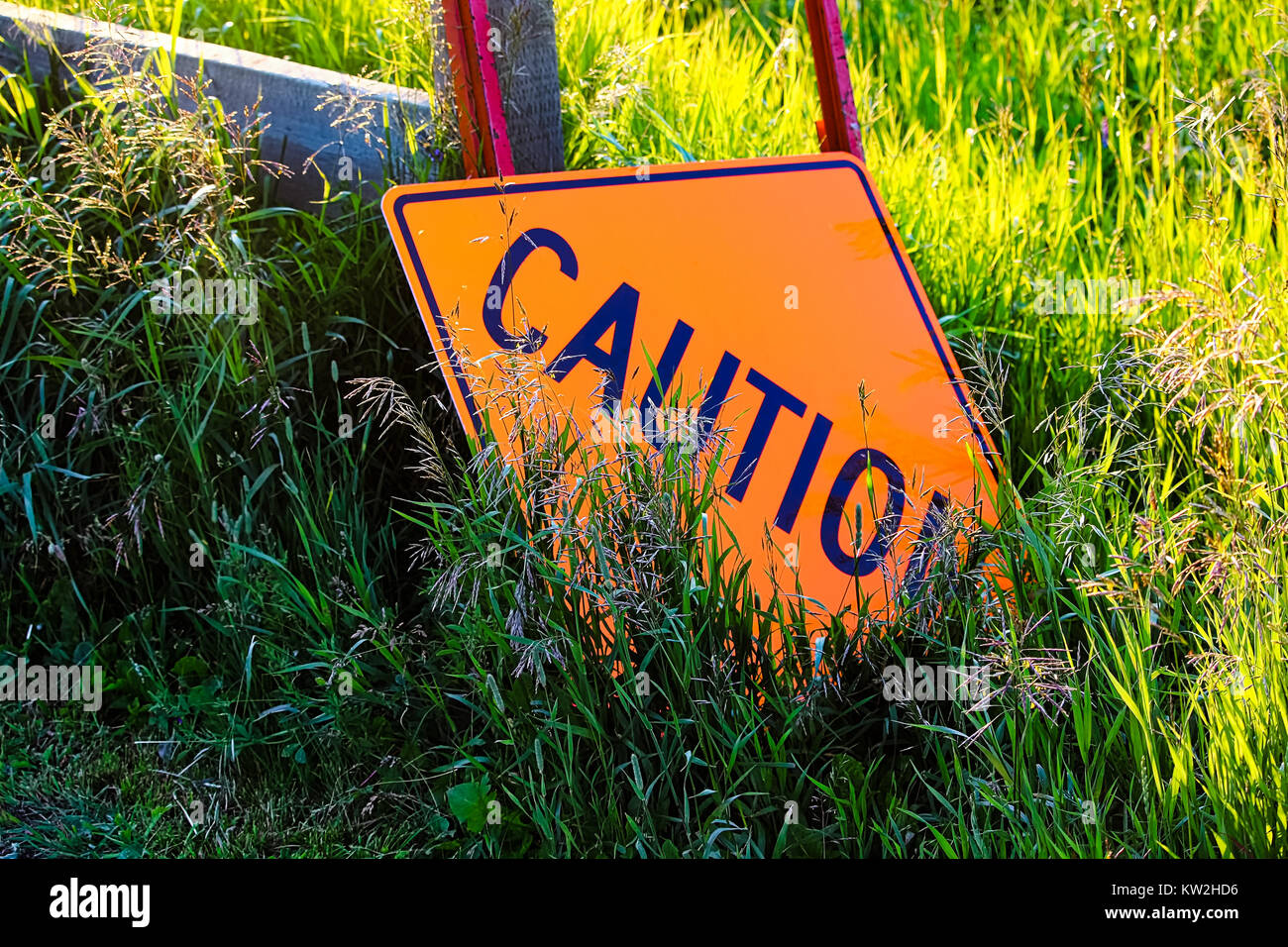 Un messaggio di attenzione costruzione segno che stabilisce nell'erba. Foto Stock