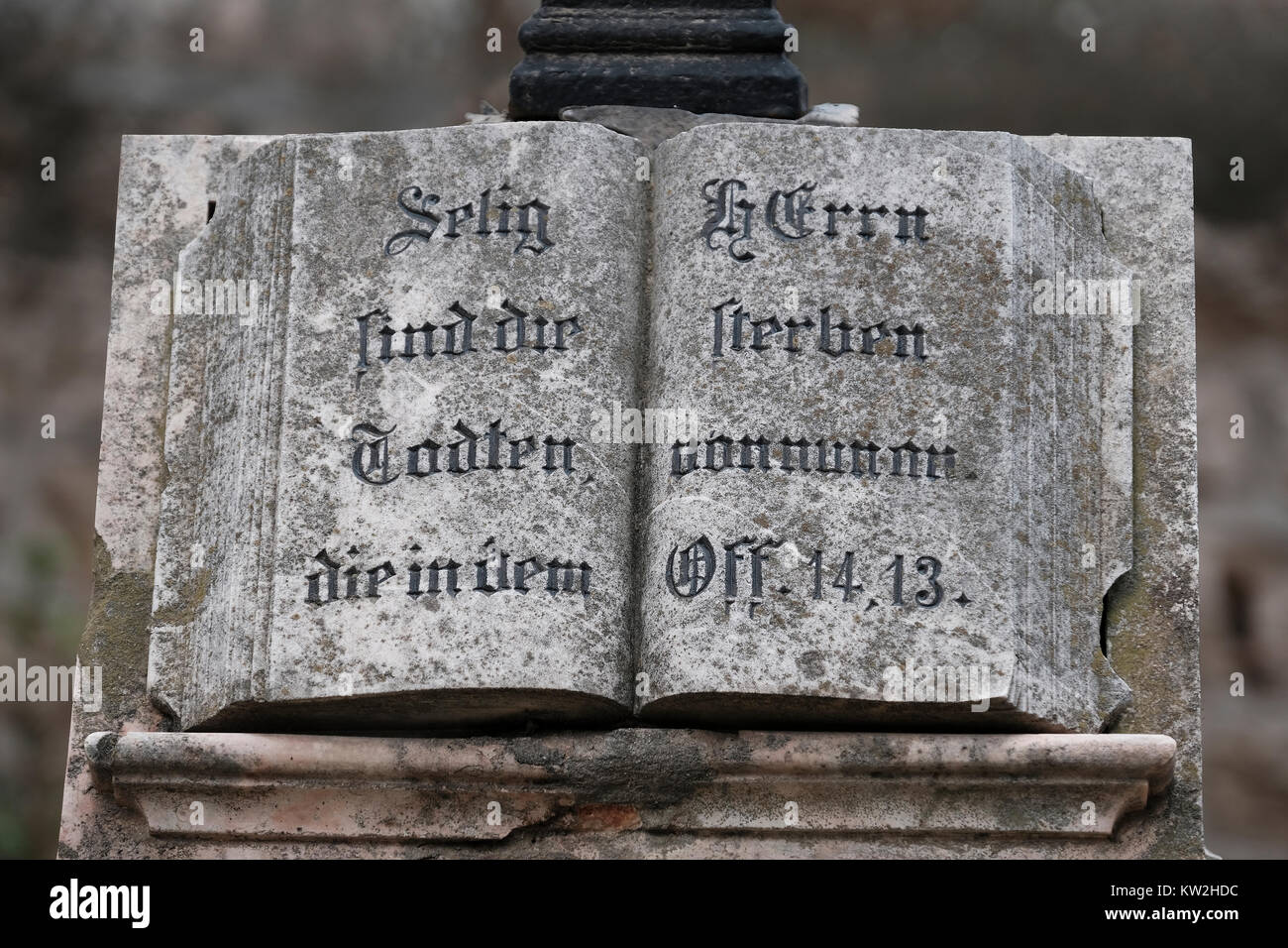 Epitaffio su una lapide presso il vecchio cimitero Templer situato in Emek Refaim street nella Colonia Tedesca o HaMoshava HaGermanit un quartiere stabilito nella seconda metà del XIX secolo da membri del Tempio Tedesco società che erano una setta protestante con radici nel movimento Pietist della Chiesa luterana. Gerusalemme ovest Israele Foto Stock