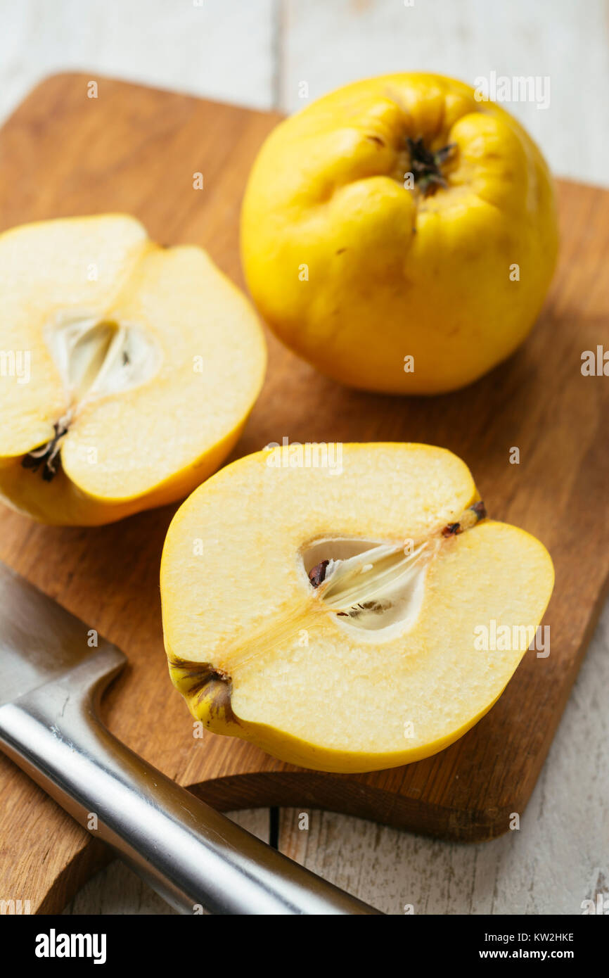 Fresca frutta mela cotogna su un tagliere Foto Stock