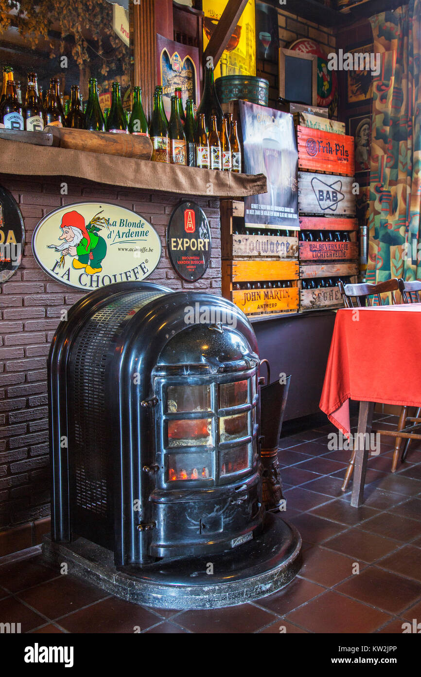Vecchia stufa a carbone in taverna Kroegske, belga caffetteria-ristorante nel villaggio Emelgem, Izegem, Fiandre Occidentali, Belgio Foto Stock
