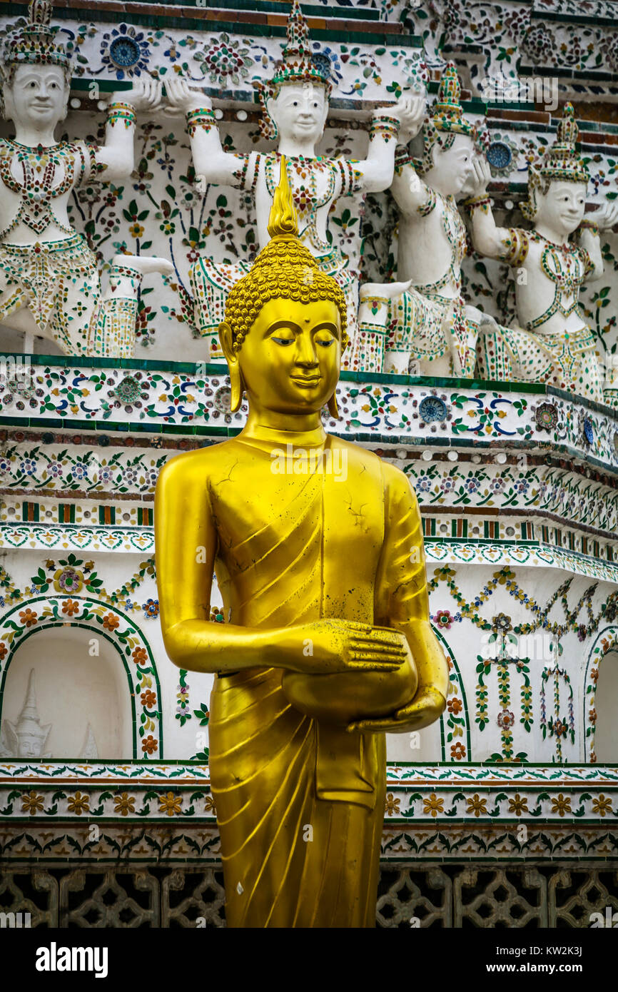 Dettaglio delle statue, Wat Arun, il tempio dell'alba, Bangkok, Thailandia. Foto Stock