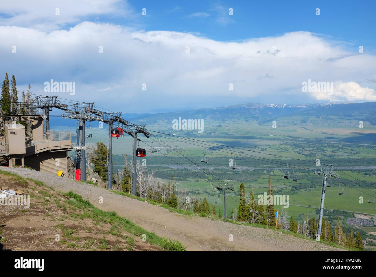 JACKSON HOLE, Wyoming - Giugno 27, 2017: Bridger Gondola che arrivano al Rendezvous Mountain. La Gondola e prende gli escursionisti e i turisti al vertice per spec Foto Stock