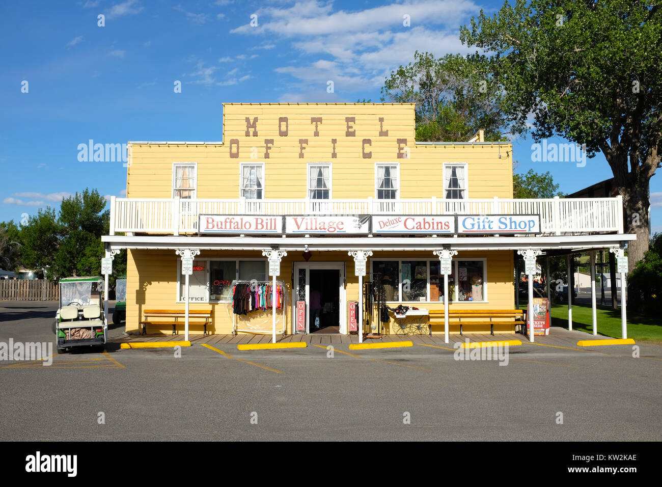 CODY, Wyoming - Giugno 24, 2017: Holiday Inn Cody presso il Villaggio Buffalo Bill. Il Villaggio Buffalo Bill offre un'esperienza autentica immersa nella storia Foto Stock