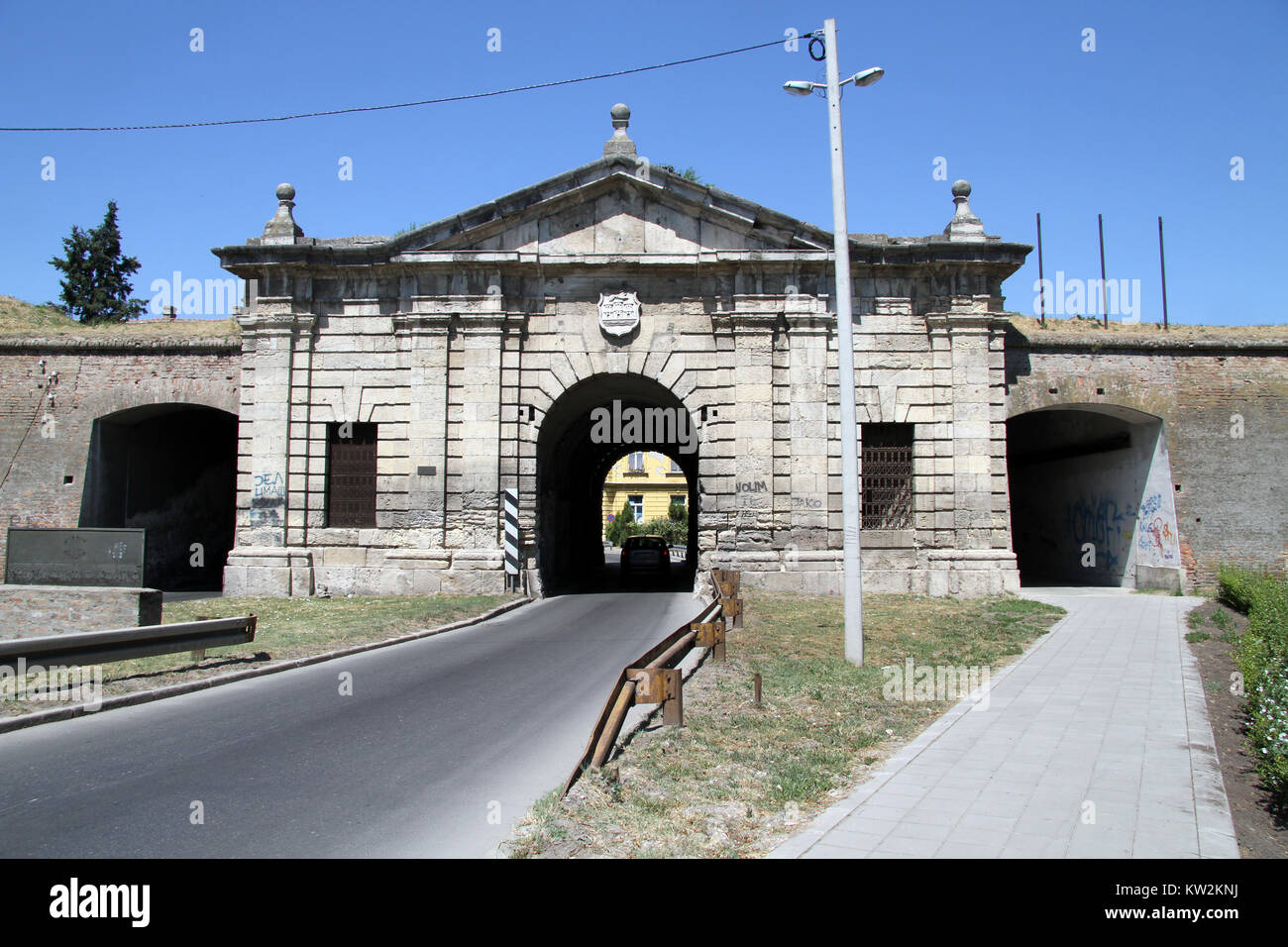 Strada e grande cancello della fortezza a Novi Sad Serbia Foto Stock