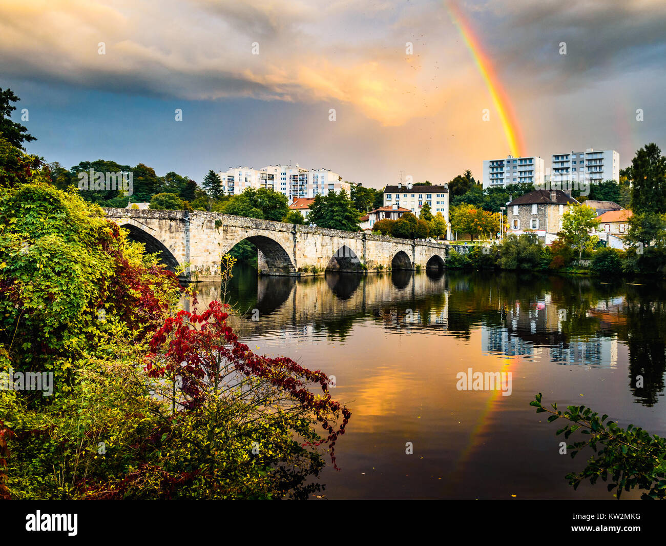 Rainbow appare sopra il fiume Vienne dopo una violenta tempesta passa Limoges, Francia Foto Stock