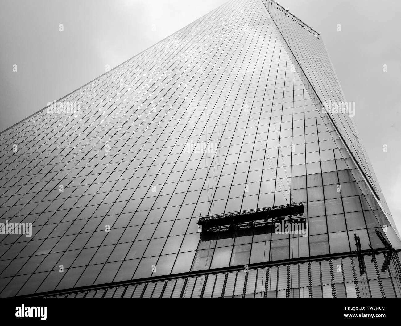 Pulizia finestrino culla sospesa su cavi sul lato del grande edificio grattacielo Foto Stock
