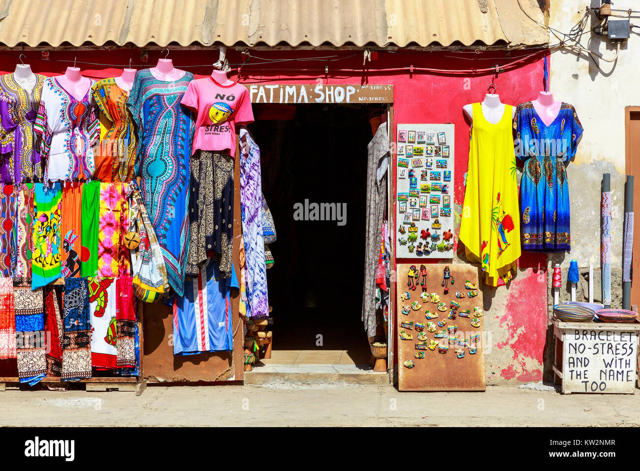 Stile turistico negozio di abbigliamento e di magneti per il frigo, Santa Maria, Sal, Salina, Capo Verde, Africa Foto Stock