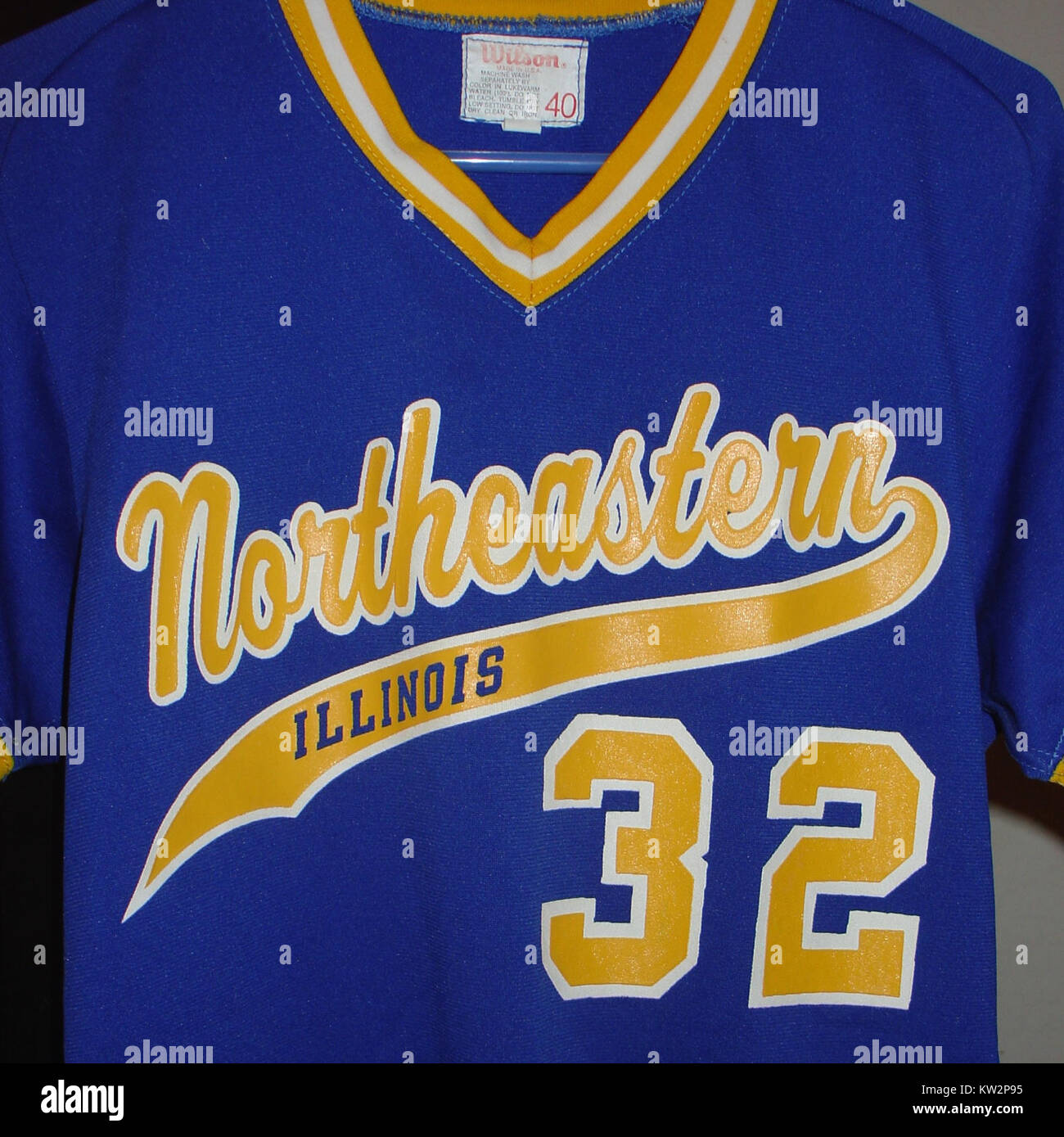 La NEIU Jersey 32 è un capo di abbigliamento sportivo associato alla Northeastern Illinois University, utilizzato dalle loro squadre sportive in competizione. Foto Stock