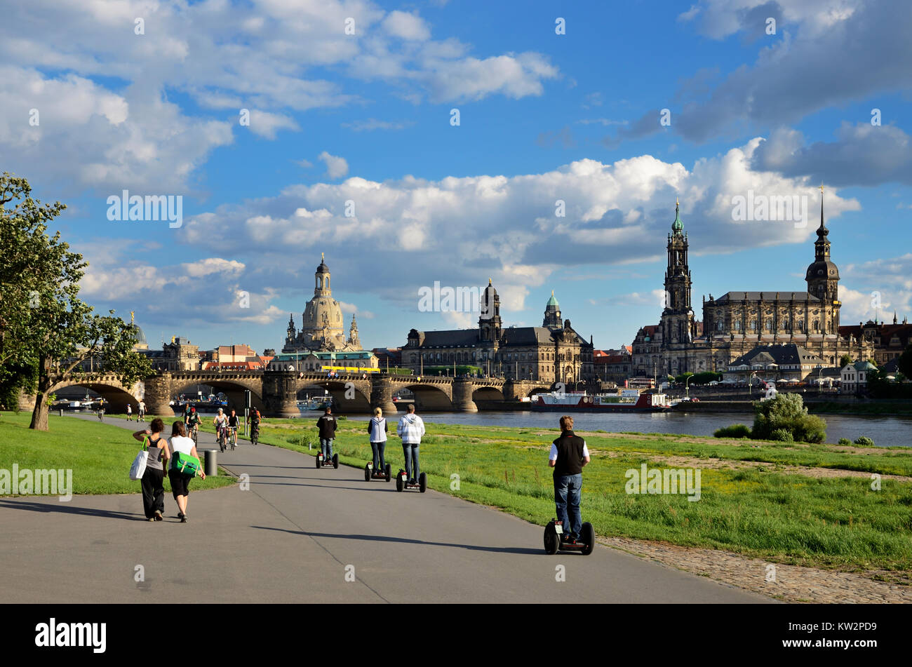 Ispezione della città con Segway sull'Elba pista ciclabile, Dresda Città Vecchia vista, Stadtbesichtigung per Segway auf dem Elberadweg, Dresda Altstadtansicht Foto Stock