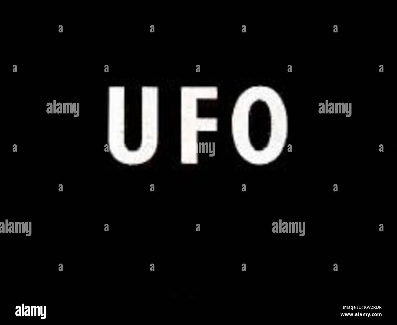 Title screen di una produzione televisiva o cinematografica a tema UFO, raffigurante le immagini classiche associate ai fenomeni UFO. Foto Stock