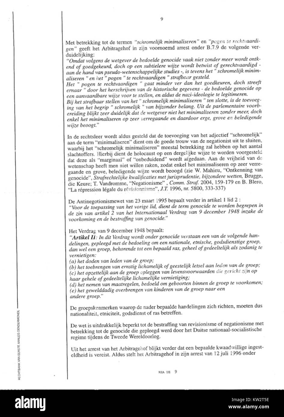 Pagina 9 fa riferimento a una pagina di un documento giuridico della Corte di Dendermonde in Belgio. Il documento si riferisce alle accuse di presunto razzismo e negazionismo, con procedimenti legali che circondano tali accuse. Foto Stock