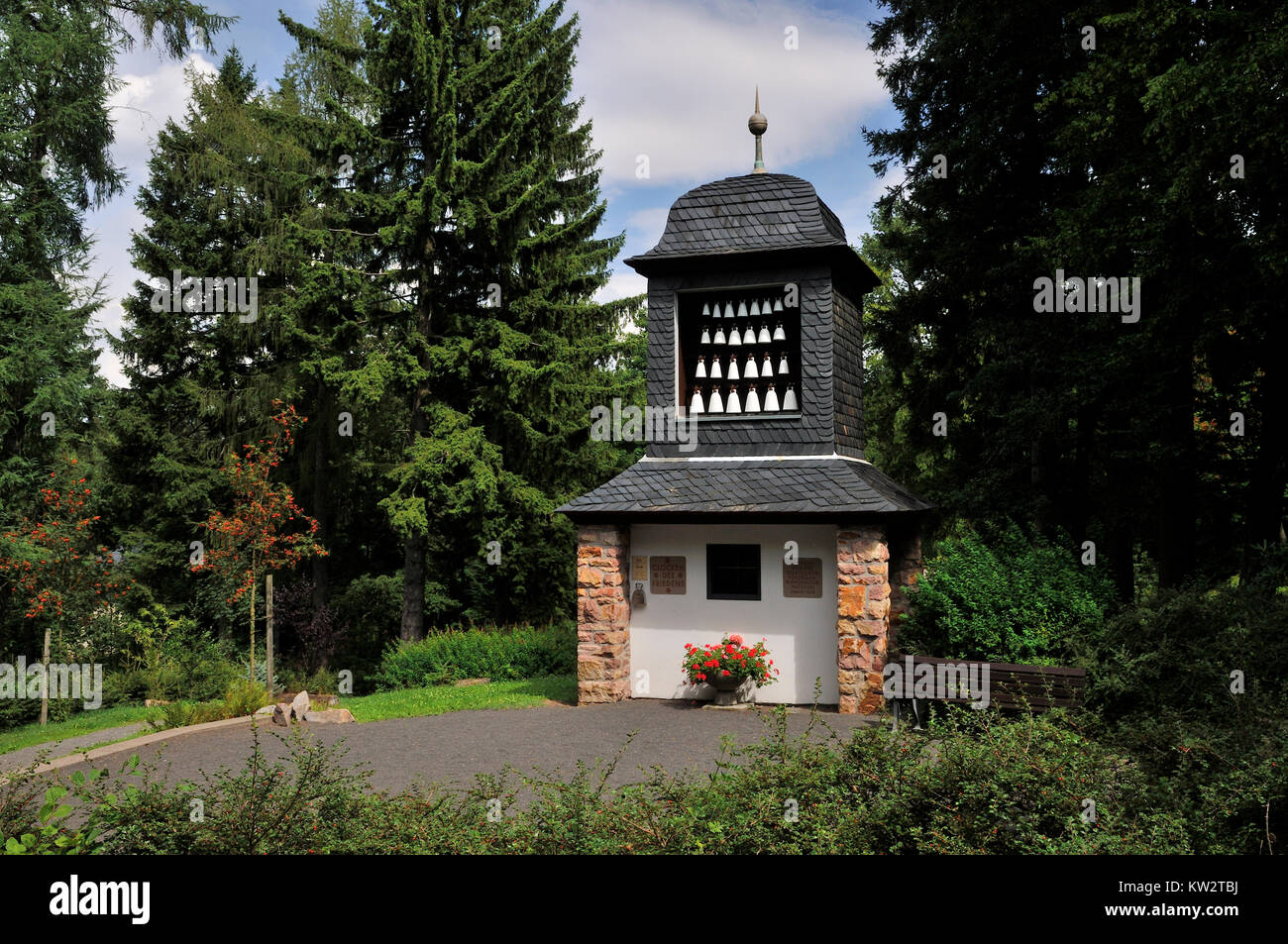 Porcellane Meissner carillon nel resort per la salute di park roccia dell'orso, Osterzgebirge, Meissner Porzellanglockenspiel im Kurpark Baerenfels Foto Stock