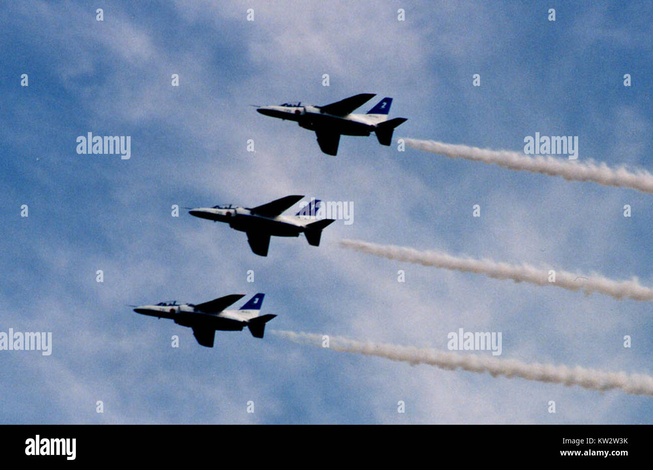 Blue Impulse è il team dimostrativo acrobatico della Japan Air Self-Defense Force, noto per le loro abilità di volo di precisione. Il team esegue manovre ad alta velocità e voli di formazione in varie fiere aeree, rappresentando l'abilità dell'aviazione militare giapponese. Foto Stock