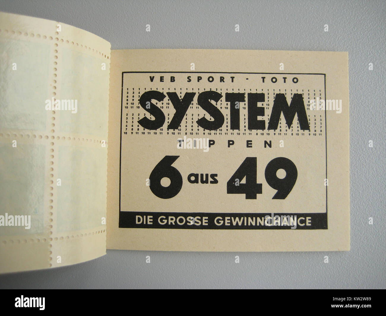 Questa immagine mostra una serie di francobolli della Repubblica Democratica tedesca (RDT) emessi nell'ambito del *Fünfjahrplan* (piano quinquennale). I francobolli, stampati con metodi tradizionali, facevano parte dello sforzo della RDT per promuovere la crescita industriale ed economica negli anni '1960 Foto Stock