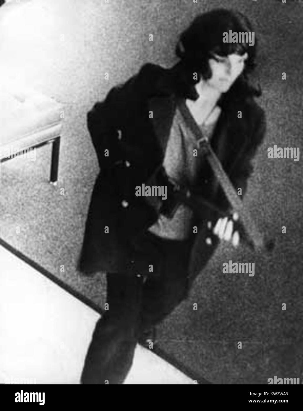 Patty Hearst, una socialite americana, fu coinvolta nella rapina alla Hibernia Bank del 1972 in California. Dopo essere stata rapita dall'Esercito di Liberazione Symbionese (SLA), ha partecipato alla rapina, che è diventata una notizia importante. Il suo coinvolgimento nel crimine ha suscitato un'attenzione significativa da parte dei media e un dibattito sulle questioni della sindrome di Stoccolma e della coercizione. Foto Stock