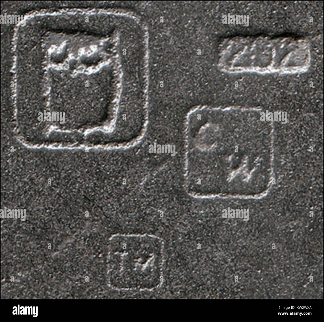 Syracuse China, rinomata per le sue stoviglie di alta qualità, presentava segni distintivi sui suoi pezzi del 1974, mostrando l'artigianato e il design della ceramica americana. Foto Stock