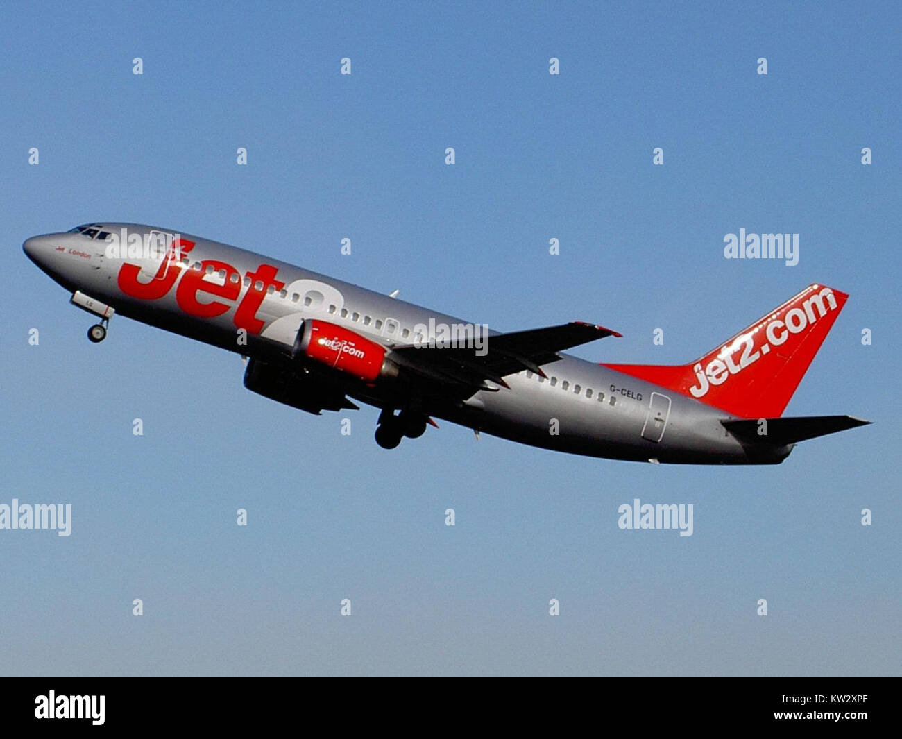 Il Boeing 737-377, registrato G-CELG, era gestito da Jet2, precedentemente Channel Express. Questo aereo, con il numero di costruzione (cn) 24303 e il numero di linea 1620, fa parte della famiglia 737, uno degli aerei commerciali più popolari e ampiamente utilizzati nella storia dell'aviazione. Ha servito per voli regionali ed era noto per la sua affidabilità ed efficienza. Foto Stock