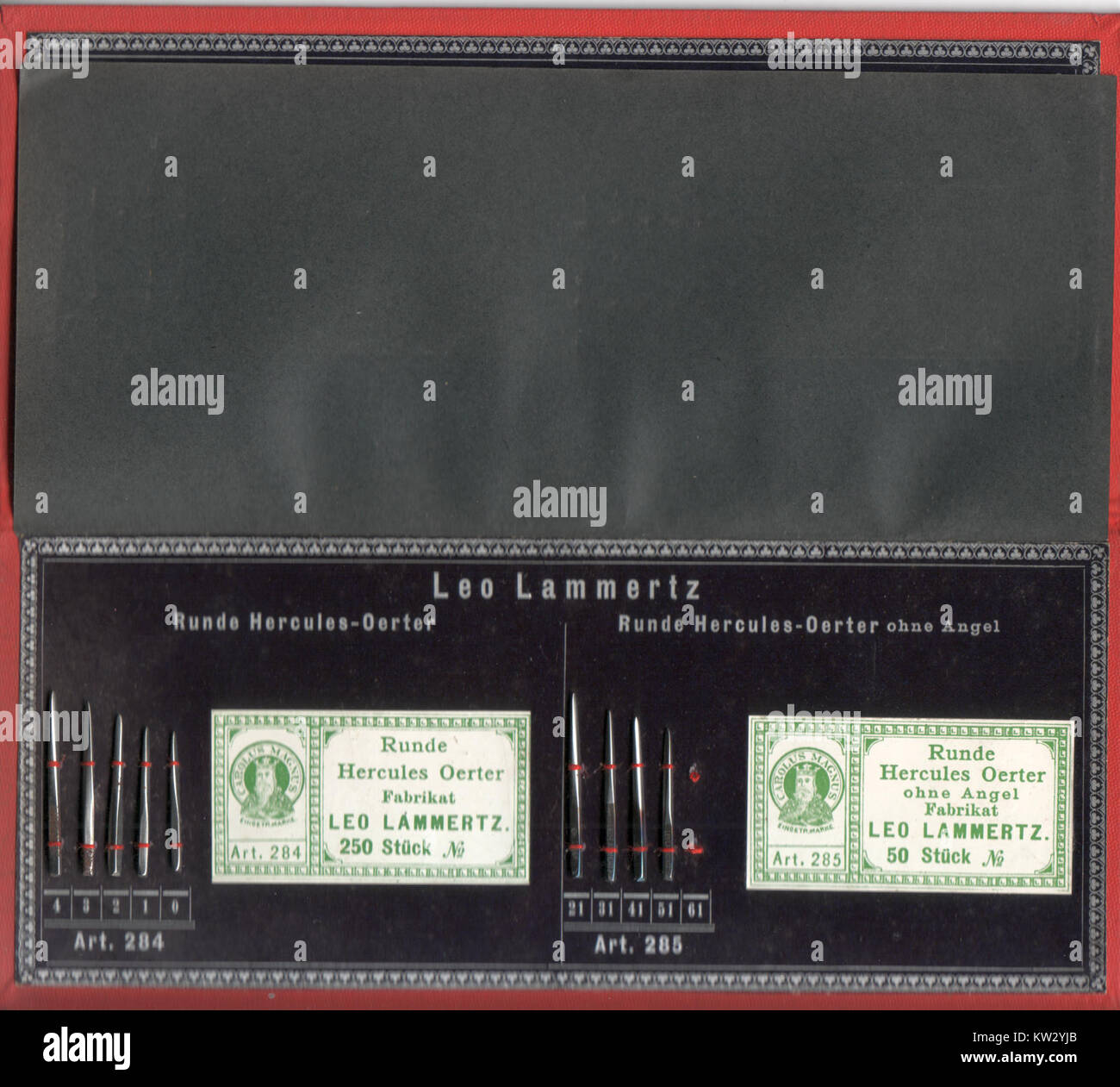 Questa scheda di esempio di Leo Lammertz di Aquisgrana è dotata di aghi da cucito. La scheda visualizza vari tipi di aghi utilizzati per diverse applicazioni di cucitura, illustrandone il design e la funzionalità. Foto Stock