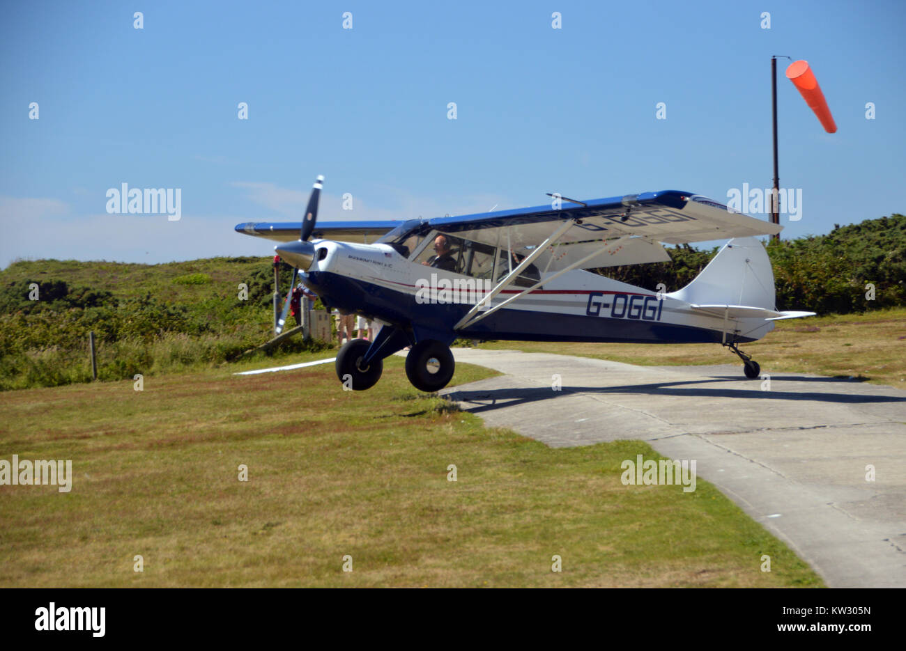 Un Americano costruito Aviat Husky un-IC aeromobili leggeri di atterraggio su un sentiero all'eliporto su Tresco isola, isole Scilly, Inghilterra, Cornwall, Regno Unito. Foto Stock