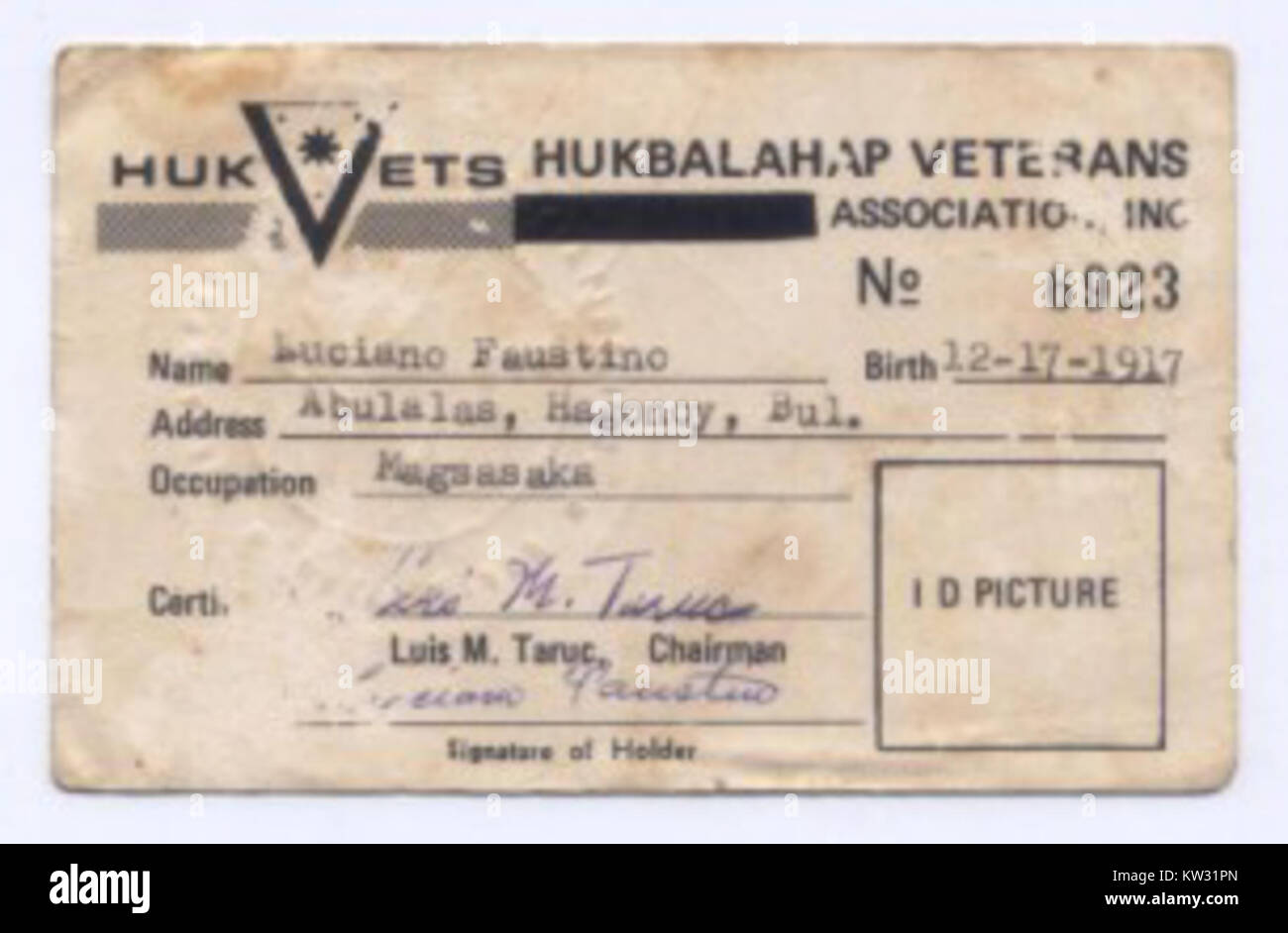 La carta dei veterani Hukbalahap è una carta d'identità rilasciata ai membri dell'Hukbalahap, un movimento di guerriglia filippino che combatté contro l'occupazione giapponese durante la seconda guerra mondiale. La carta simboleggia il contributo dei veterani allo sforzo bellico. Foto Stock