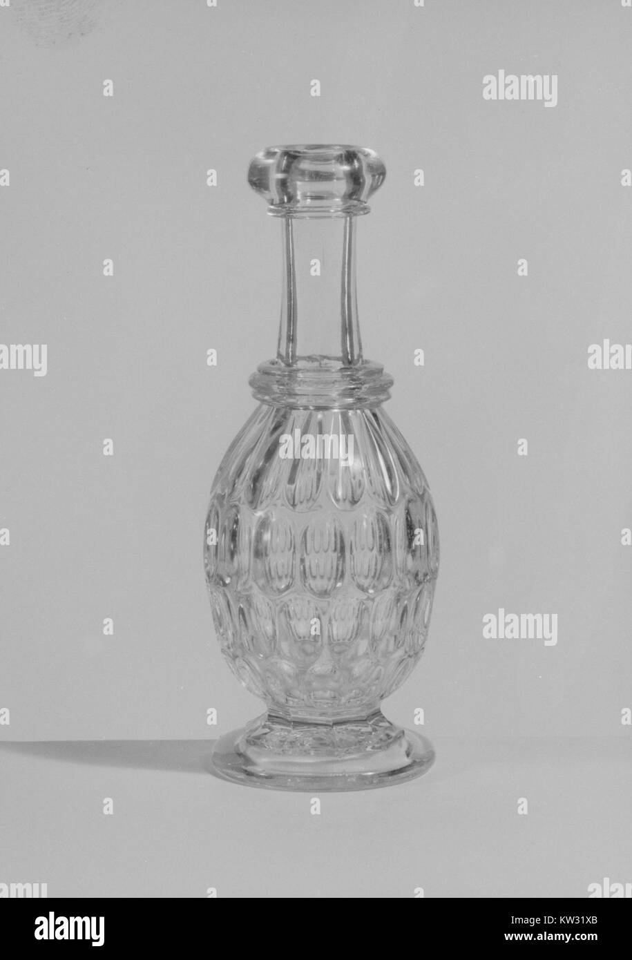 Questa bottiglia di amaro, datata al XIX secolo, è un oggetto da collezione proveniente dagli Stati Uniti, noto per il suo design unico e l'uso nella preparazione delle bevande durante l'epoca. Foto Stock