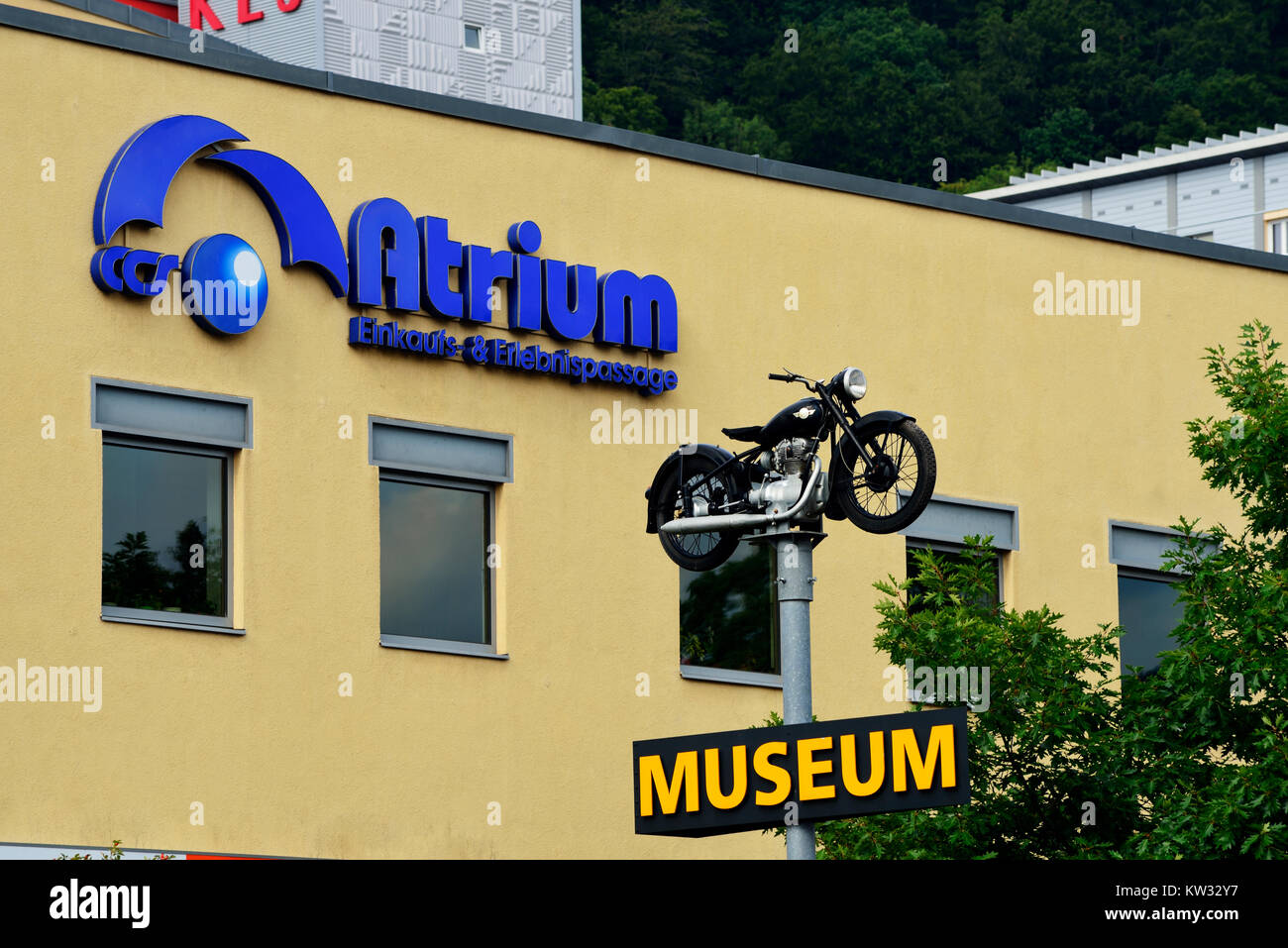 Annuncio di Ace per il museo del veicolo nell'atrio, Turingia, Wallowing, Assenwerbung fuer das Fahrzeugmuseum im Atrium, Thueringen, Suhl Foto Stock