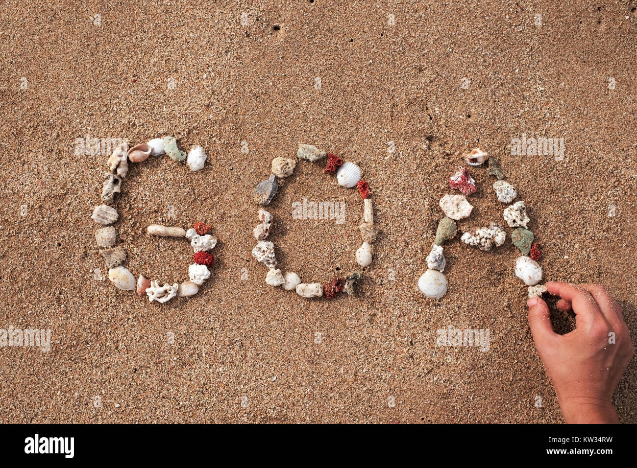 Testo GOA realizzato da conchiglie sulla riva del mare sulla spiaggia di sabbia Foto Stock